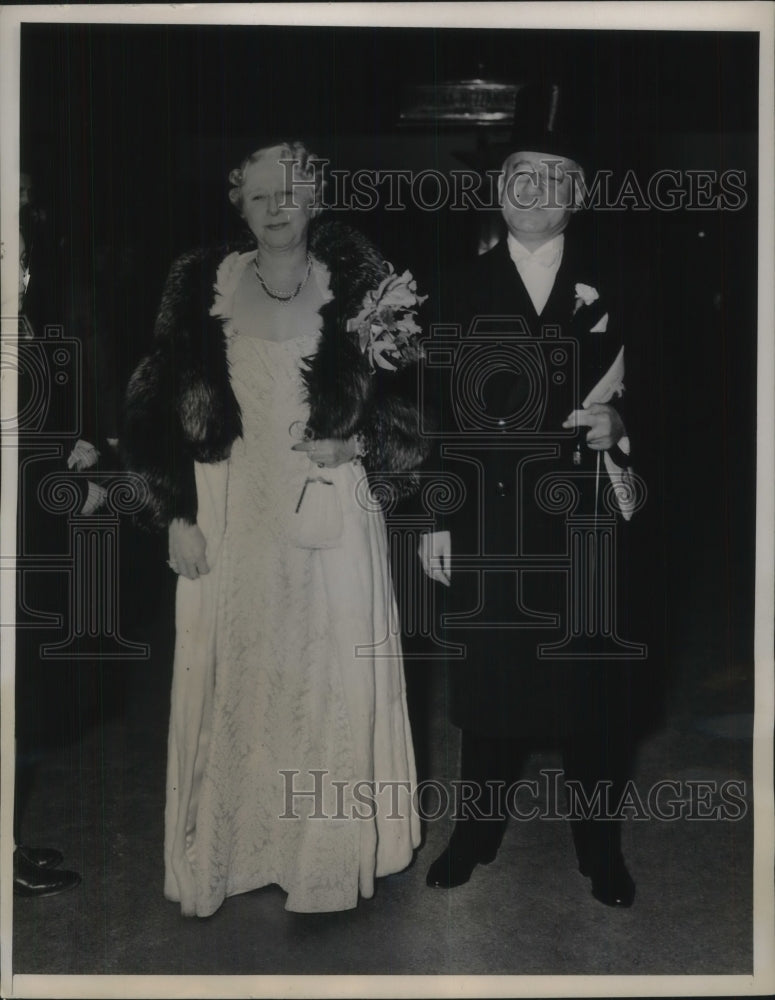 1939 Press Photo Mr & Mrs Victor L Neill at National Horse Show