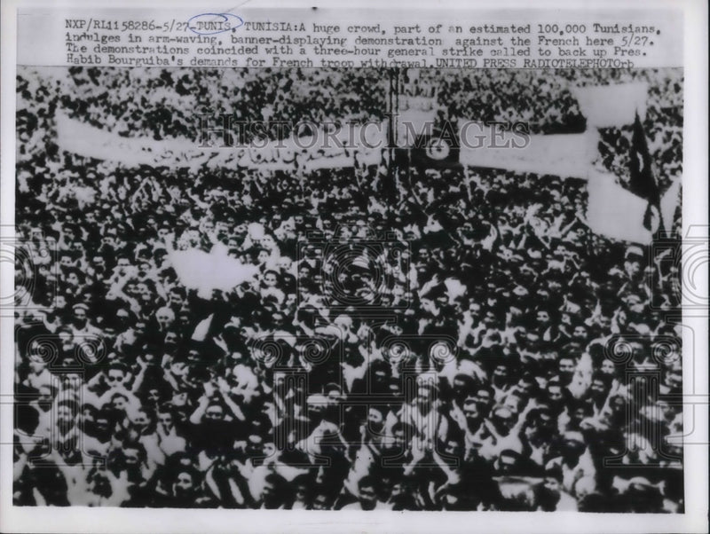 Load image into Gallery viewer, 1958 Press Photo Tunisians Protesting Against the French
