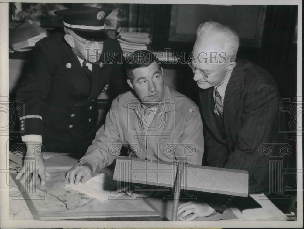 1945 Press Photo Lt Col Ed Langley with John Lynch &amp; Lester O&#39;Brian in mock- Historic Images