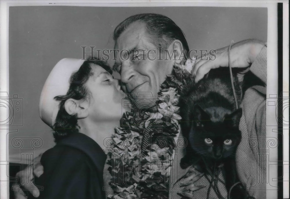 1954 Press Photo Adventurer William Willis and wife Tess at LaGuardia Airport - Historic Images