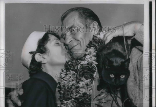 1954 Press Photo Adventurer William Willis and wife Tess at LaGuardia Airport - Historic Images