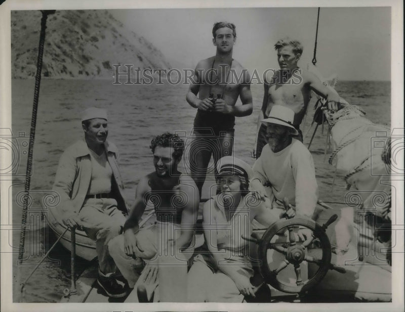 Load image into Gallery viewer, 1938 Press Photo Capt. and Mrs. William Tiemeyer on the Alga in Honolulu

