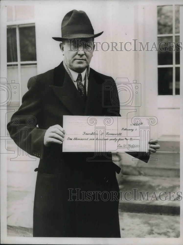 1935 Press Photo Congressman Glover H. Cary Presents Check to Warm Springs
