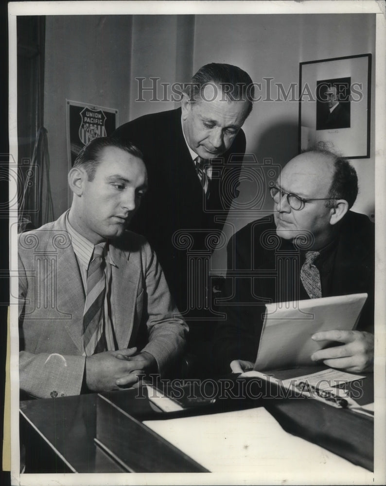 Load image into Gallery viewer, 1937 Press Photo Charles Swindell claims knows who attempted to kill District
