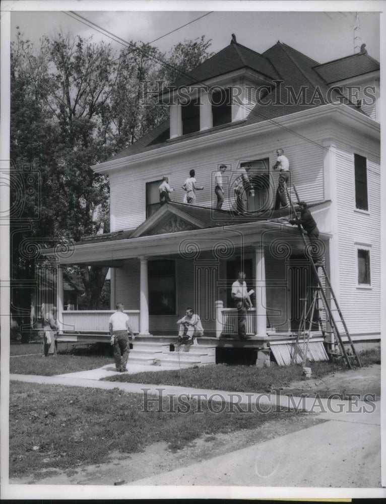 Load image into Gallery viewer, 1961 Press Photo Jerry Sowards area friends painted his house due to sickness
