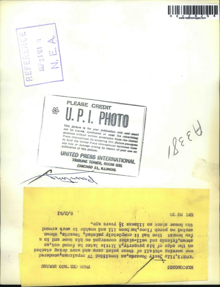 1961 Press Photo Jerry Sowards area friends painted his house due to sickness