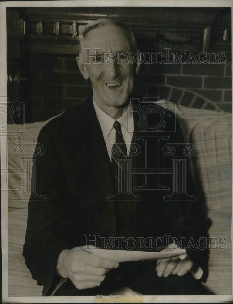 1939 Press Photo Patrick Walsh of NYC takes life of Reilly by Social Security
