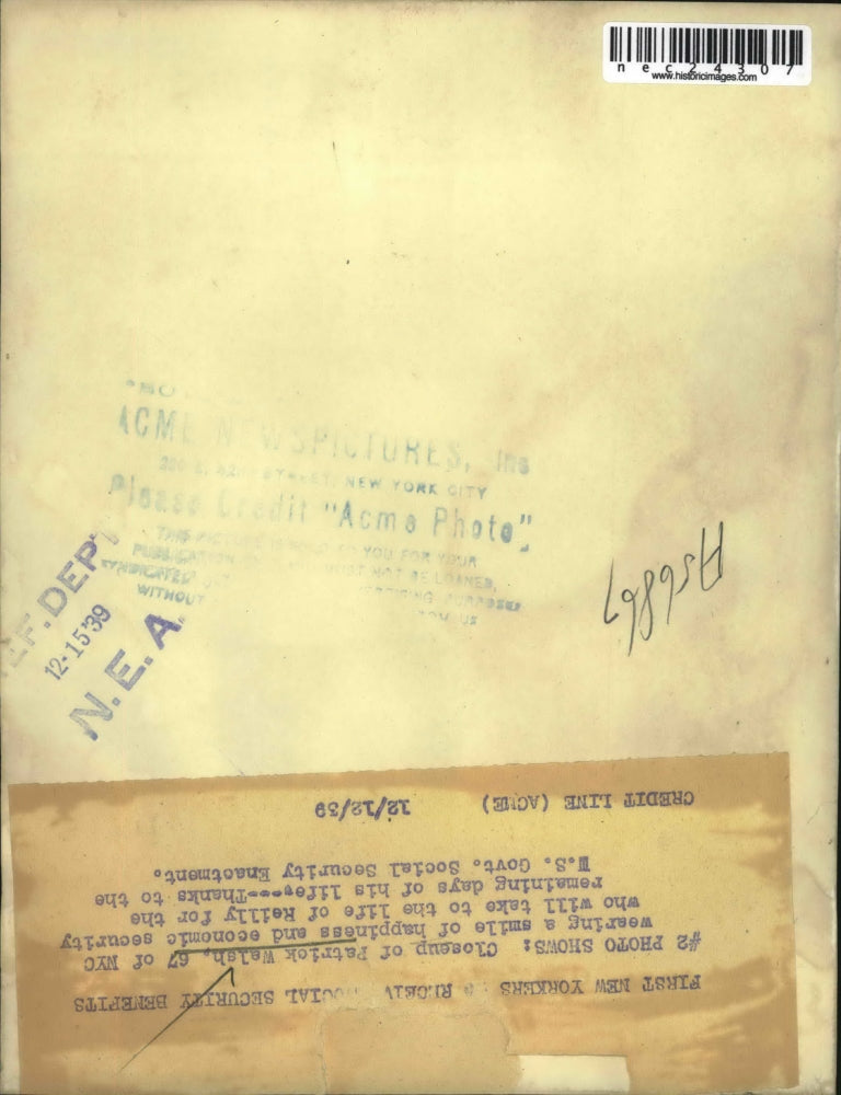 1939 Press Photo Patrick Walsh of NYC takes life of Reilly by Social Security