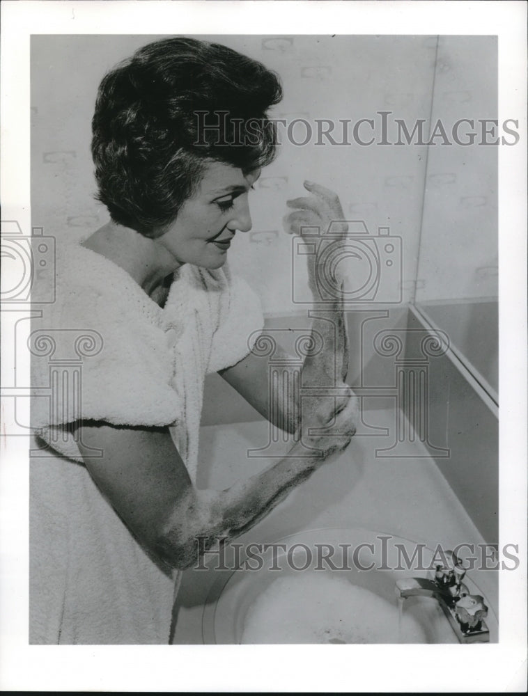 1963 Press Photo Woman Washing Her Arms - Historic Images