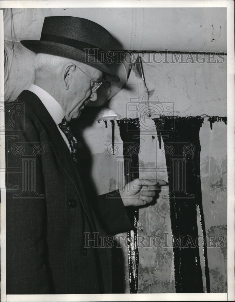 1942 Press Photo Ralph B. Lloyd With Crude Oil Seeping Though Basement Wall
