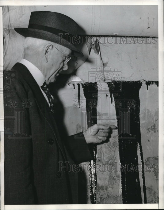 1942 Press Photo Ralph B. Lloyd With Crude Oil Seeping Though Basement Wall
