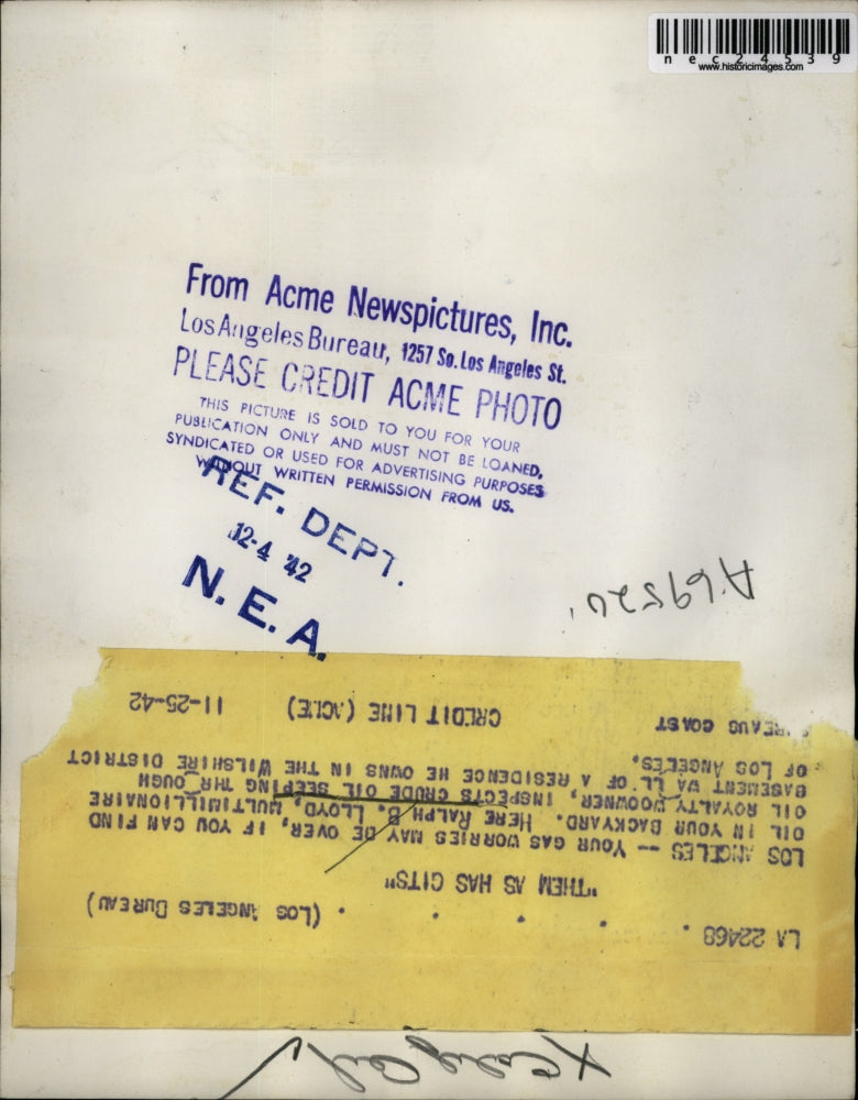 1942 Press Photo Ralph B. Lloyd With Crude Oil Seeping Though Basement Wall