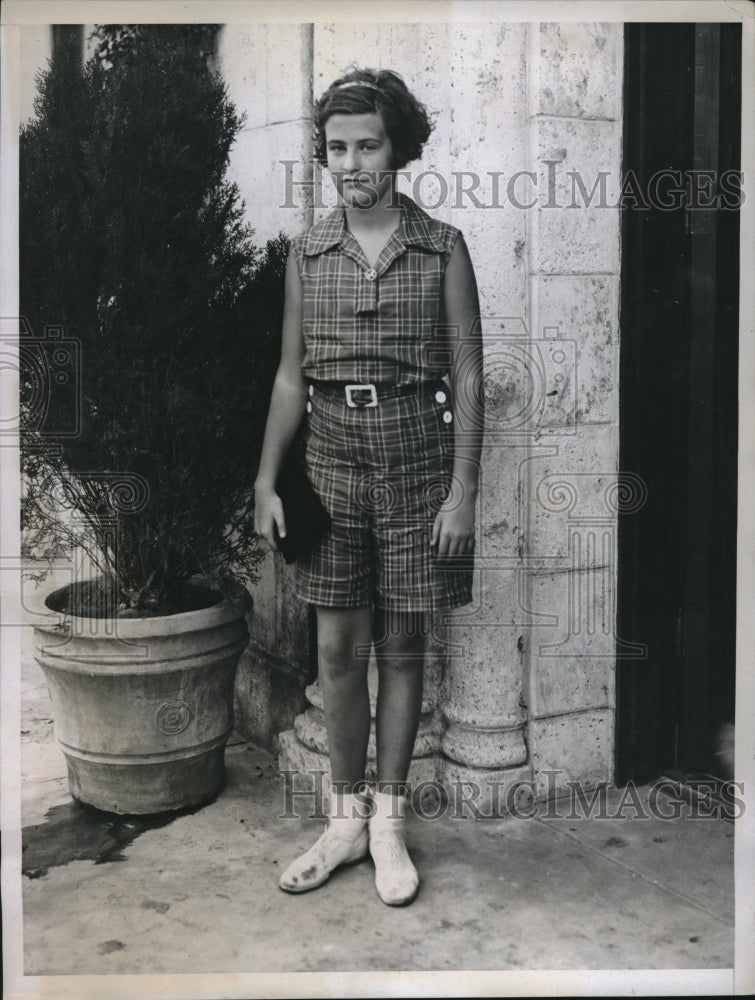 Load image into Gallery viewer, 1935 Press Photo Joan Leidy wintering in Palm Beach
