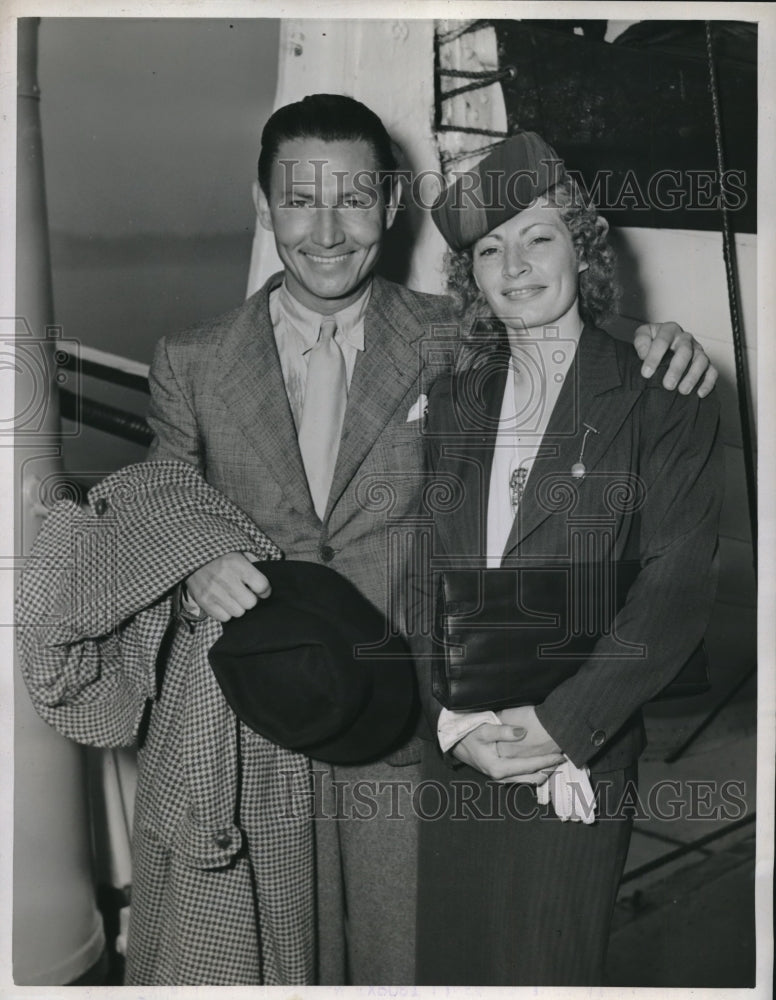 Load image into Gallery viewer, 1941 Press Photo George and Ann Lincoln American born dancers
