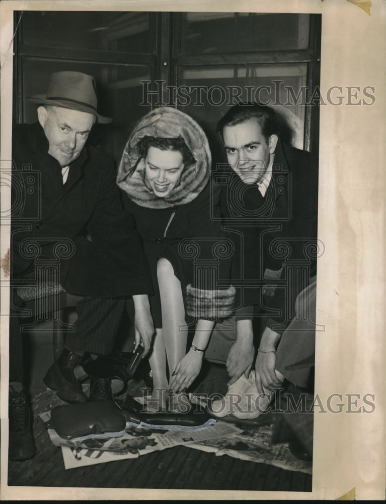 1948 Press Photo Temps Below Zero Phelan Family Cleveland Mabel John