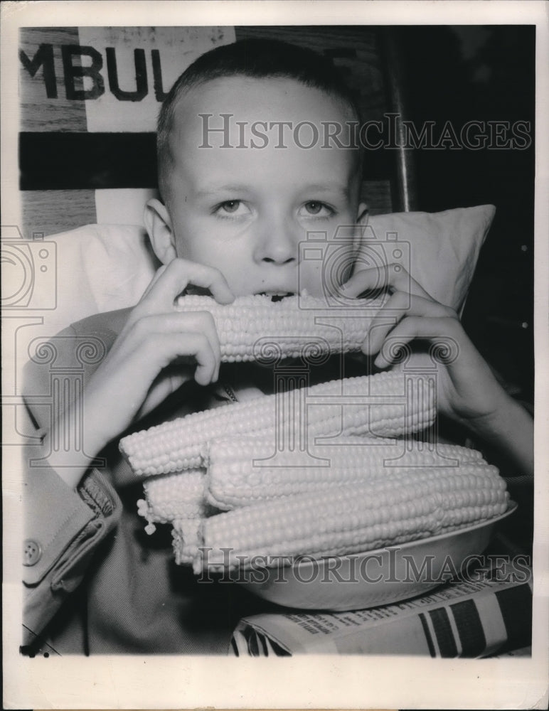 Load image into Gallery viewer, 1948 Press Photo Tommy Larson, 11 enjoying favorite dish at his birthday party
