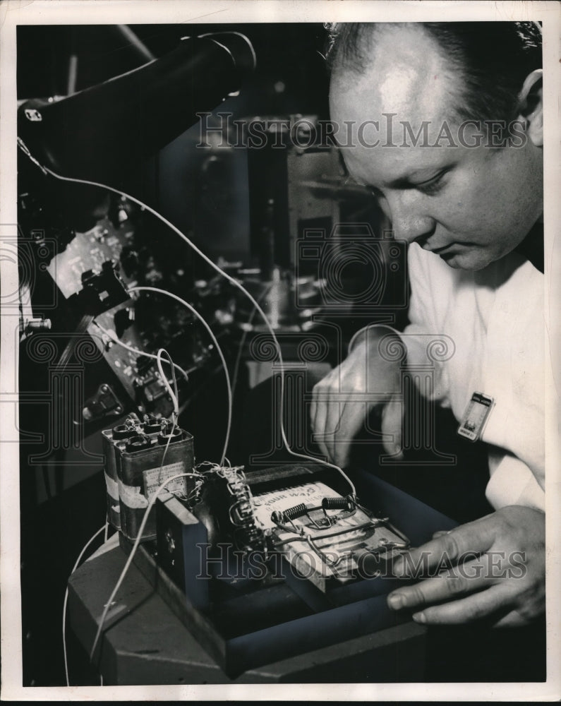 1953 Press Photo Dr A Harry Sharbaugh Chemist Ar General Electric Research Lab- Historic Images