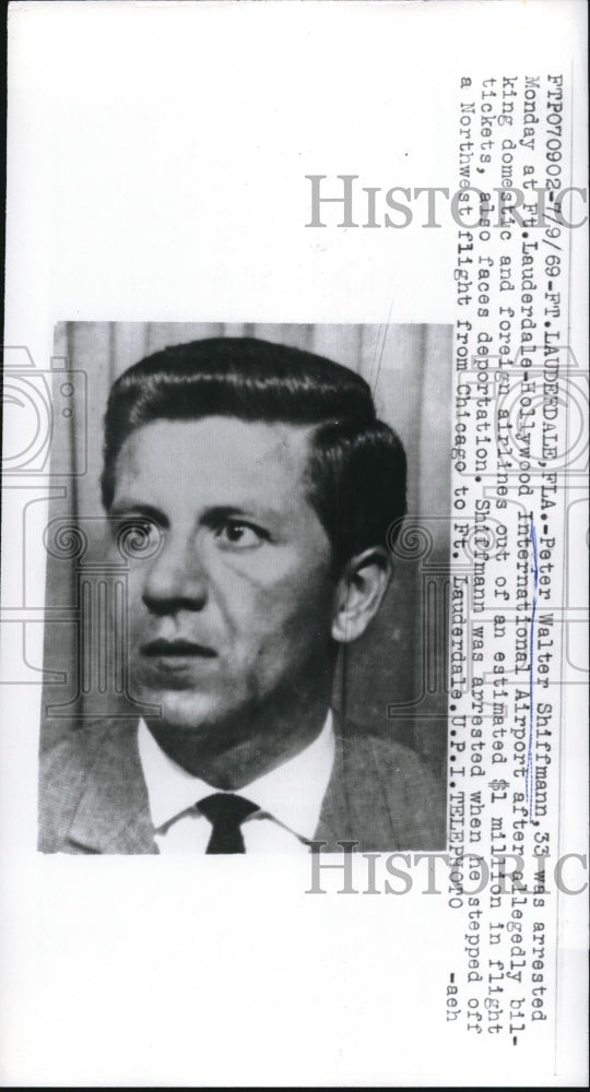 Load image into Gallery viewer, 1969 Press Photo Peter Walter Shiffman Arrested at Ft. Lauderdale Airport
