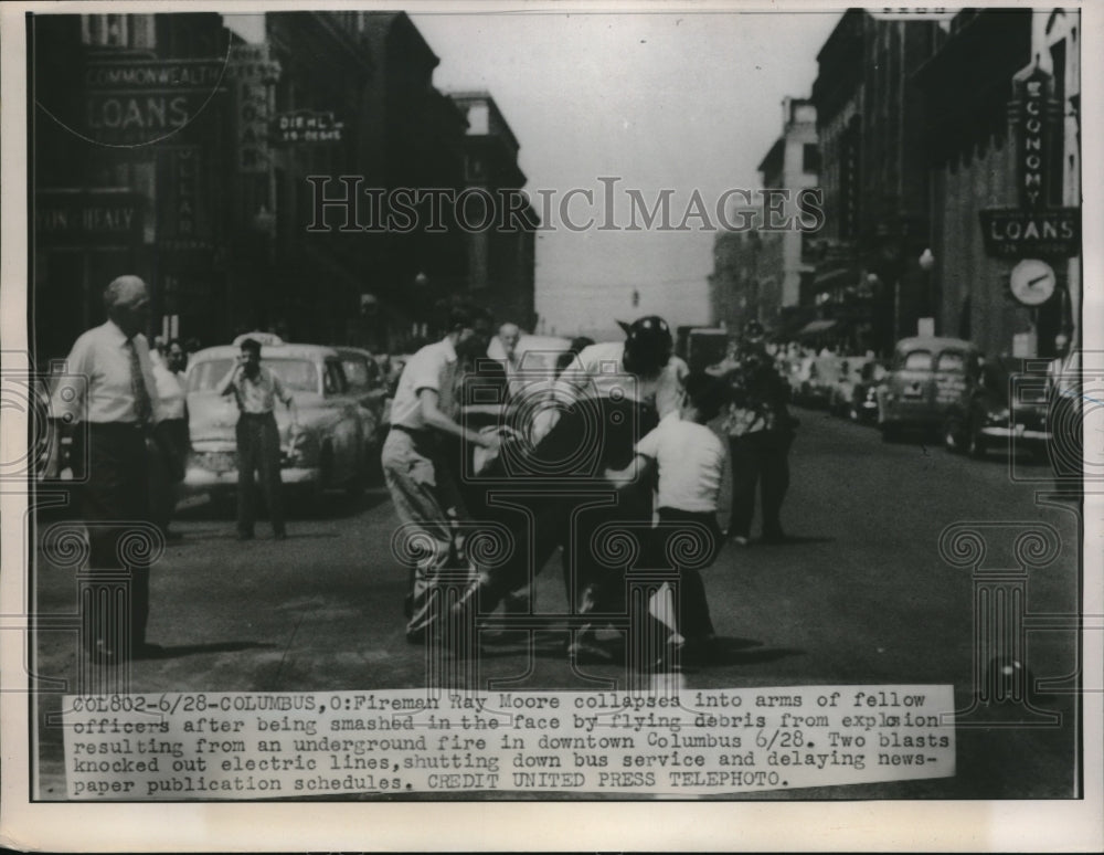1952 Press Photo Fireman Ray Moore collapses into arms of peers after injury