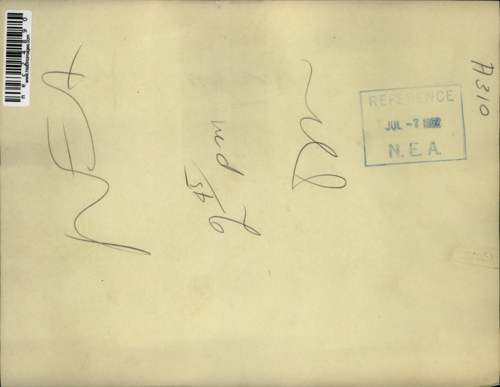 1952 Press Photo Fireman Ray Moore collapses into arms of peers after injury