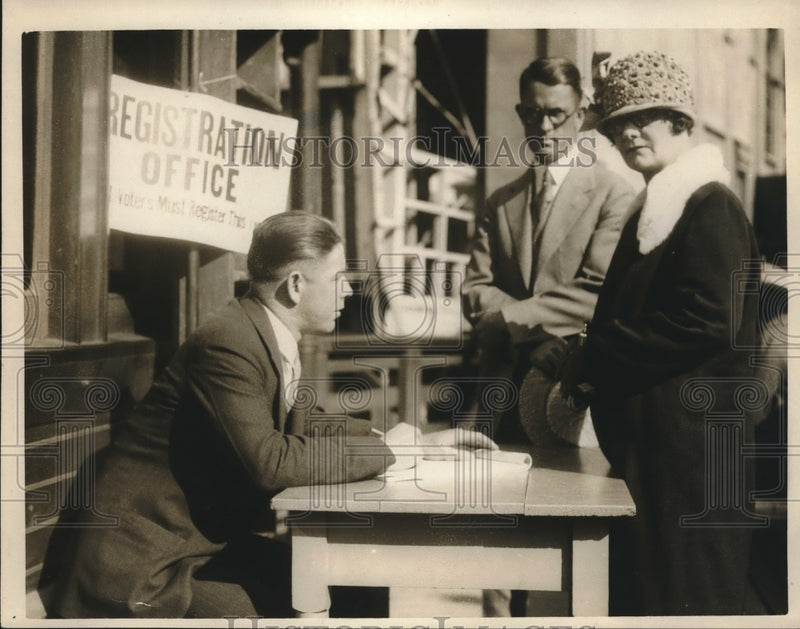Load image into Gallery viewer, 1926 Press Photo Harold Sullivan, registration deputy of San Francisco
