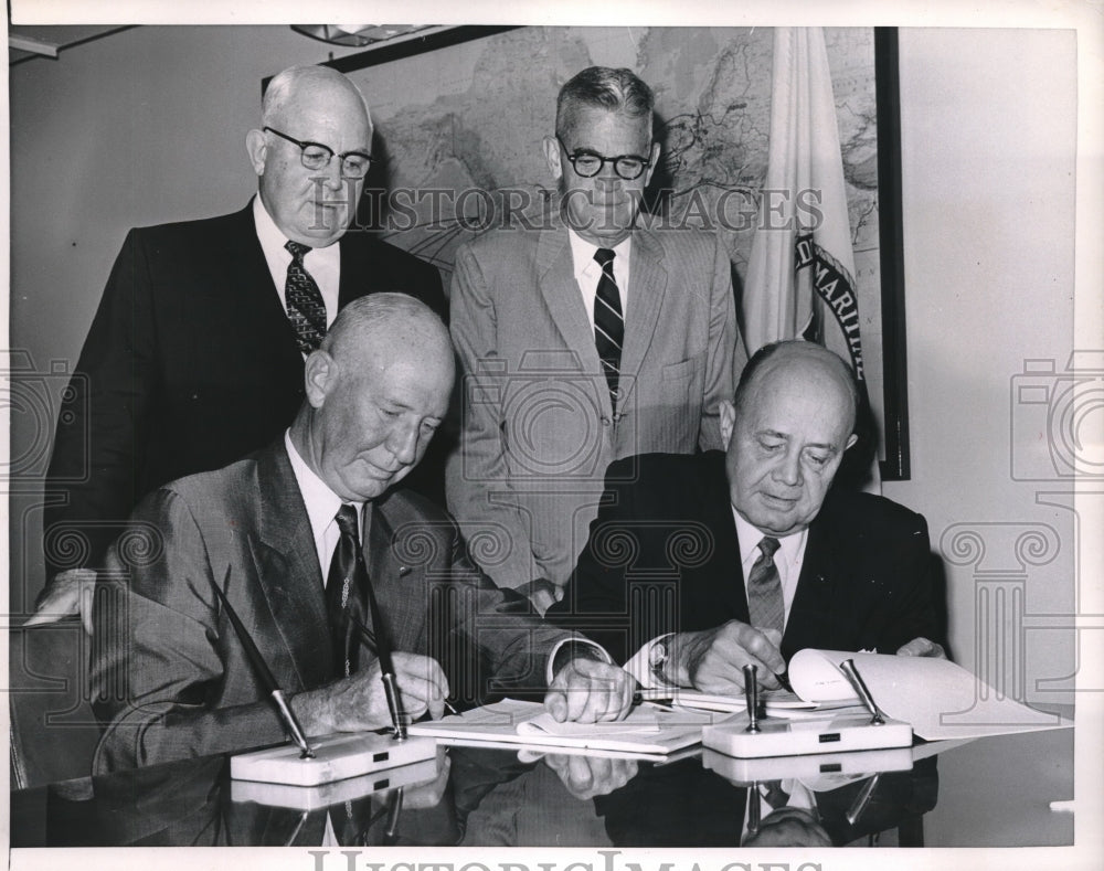 1960 Press Photo President David Gibbons w/ John Franklin at signing of contract