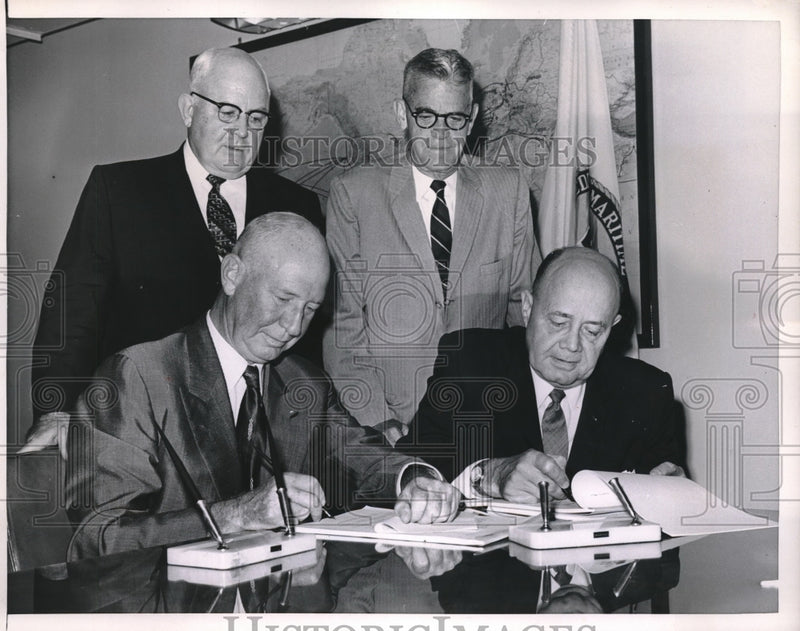 Load image into Gallery viewer, 1960 Press Photo President David Gibbons w/ John Franklin at signing of contract
