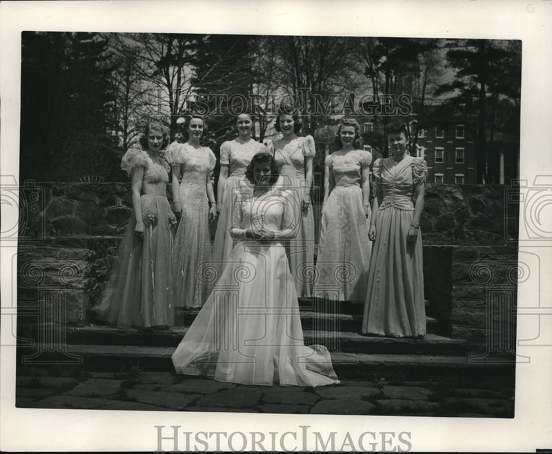 Load image into Gallery viewer, 1940 Press Photo Alleghany College Mary Lou Gingenbach, Mary Williams, Katherine
