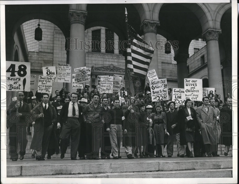Load image into Gallery viewer, Press Photo Food Clerks Union Members March At City Hall - nec25207
