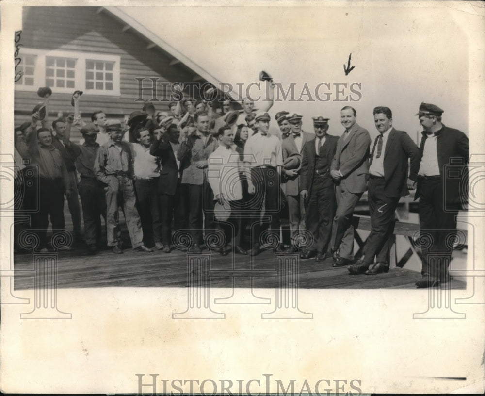 1925 Press Photo Ex Lt Osborne Wood Arriving in Tampa Fl Greeted by Dock Worker- Historic Images