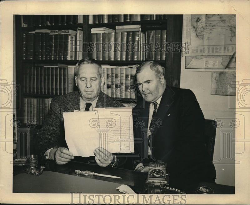 Load image into Gallery viewer, 1948 Press Photo CG Dunn President &amp; Arthur G Penny Editor Chronicle Telegraph
