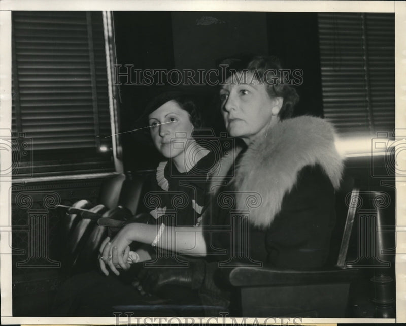 Load image into Gallery viewer, 1935 Press Photo Dorothy Thurman &amp; Mildred Ferguson Testified Against Fletcher

