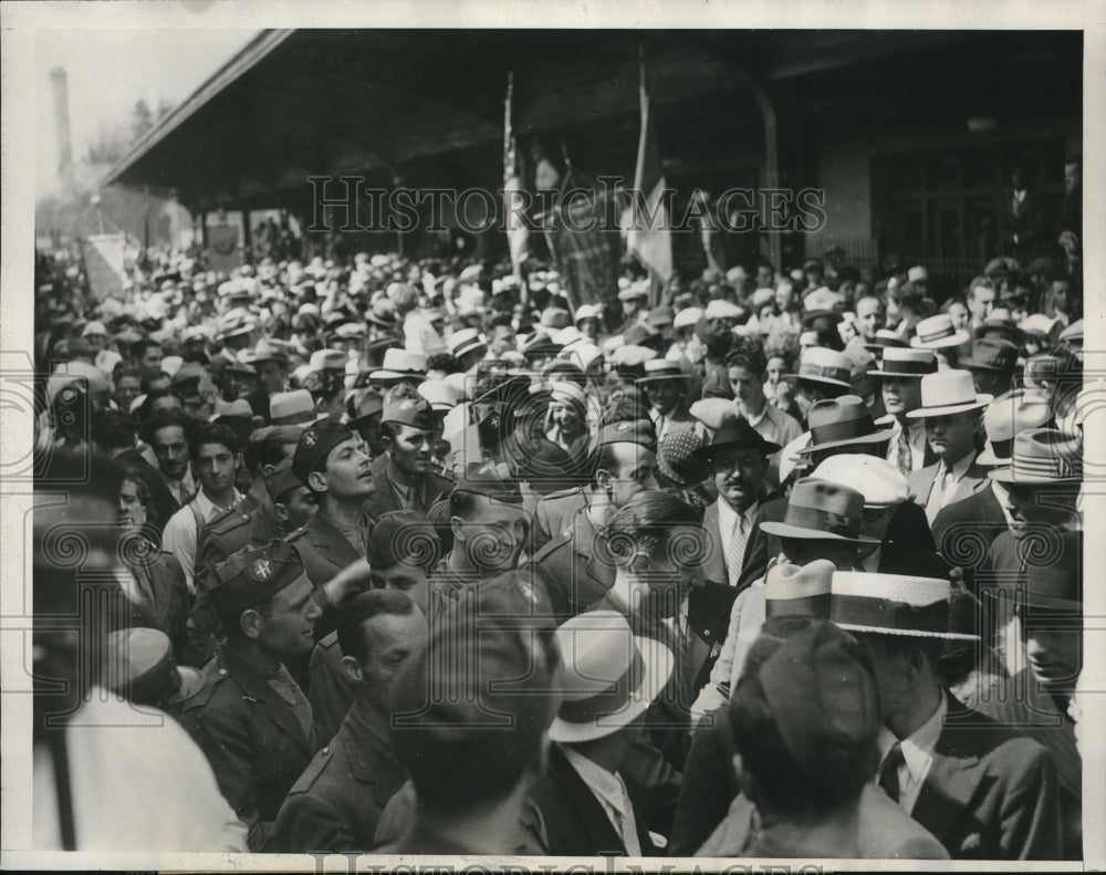 1932 Press Photo Italians Greet Italian Olympic Team at Union Pacific Station