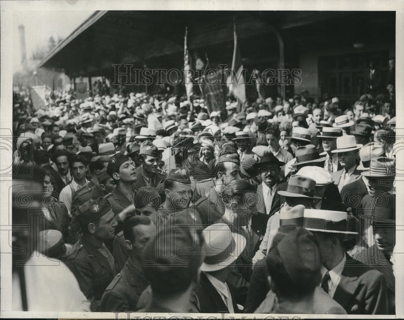 Load image into Gallery viewer, 1932 Press Photo Italians Greet Italian Olympic Team at Union Pacific Station
