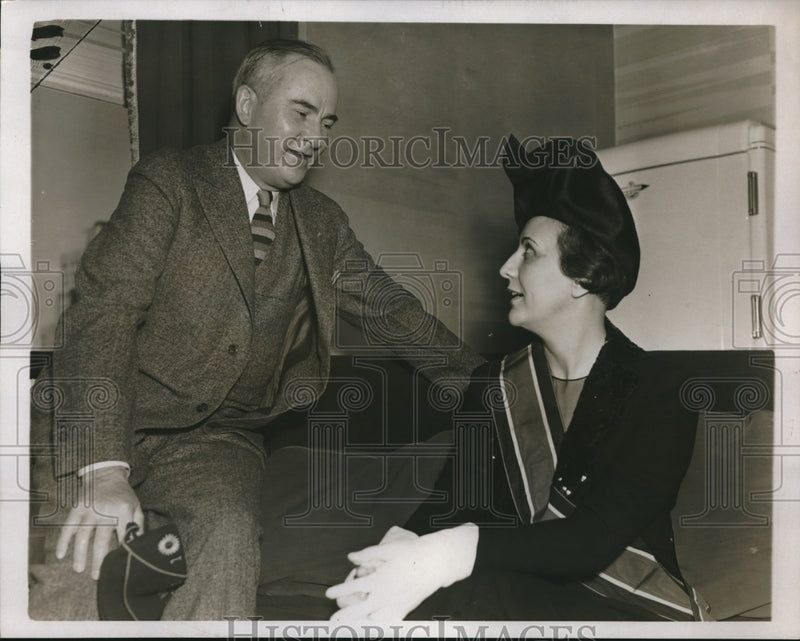 Load image into Gallery viewer, 1937 Press Photo Mrs. Oscar Hahn and Harry Colmery at Hotel Pennsylvania
