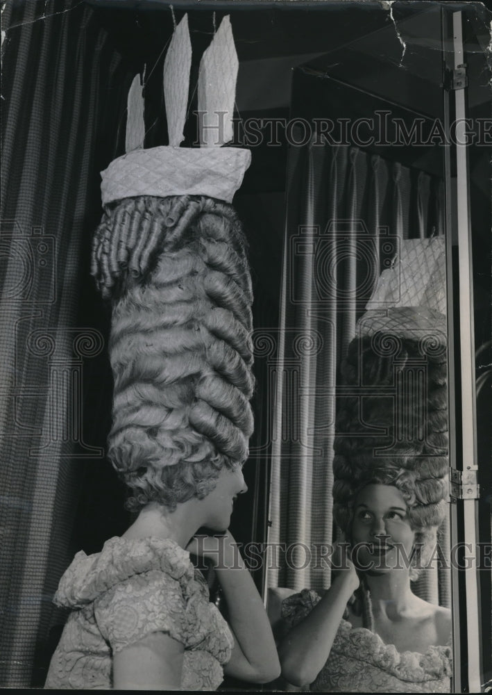 1951 Press Photo Joyce Matthews wears an old french wig