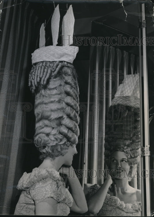 1951 Press Photo Joyce Matthews wears an old french wig
