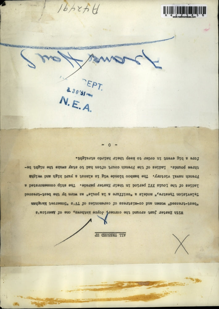 1951 Press Photo Joyce Matthews wears an old french wig