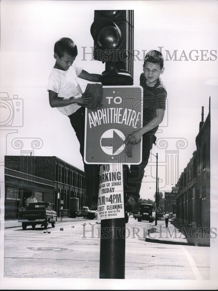 1960 Press Photo Michael de Rolf and John Dwyek atop a traffiv pole - nec25568