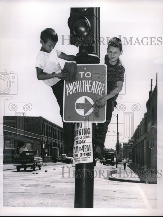 1960 Press Photo Michael de Rolf and John Dwyek atop a traffiv pole - nec25568