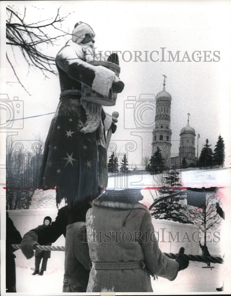 1963 Press Photo Grandfather Frost or Dyed Moroz at Kremlin&#39;s Tainitsky Gardens- Historic Images