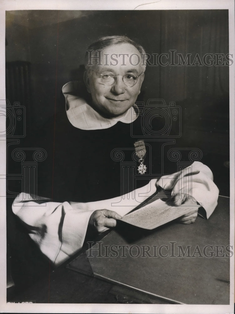 Load image into Gallery viewer, 1937 Press Photo Reverend Ferdinand G Level In French Legion of Honor
