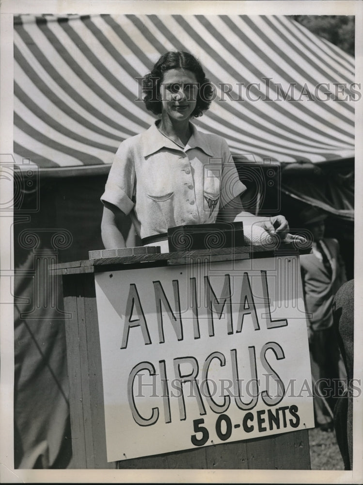 1937 Press Photo Mrs Samuel Register Mans Circus Ticket Window