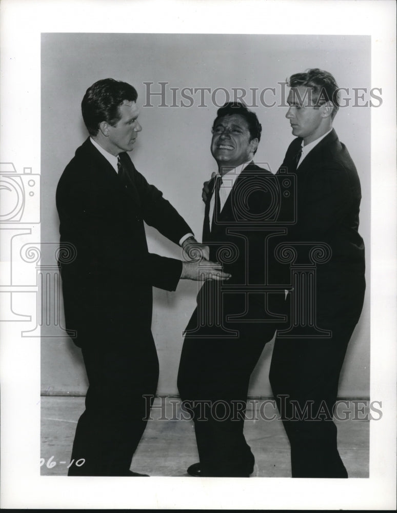 Load image into Gallery viewer, 1962 Press Photo Robert Lansing, Johnny Seven, and Ron Harper in Cops and Crook
