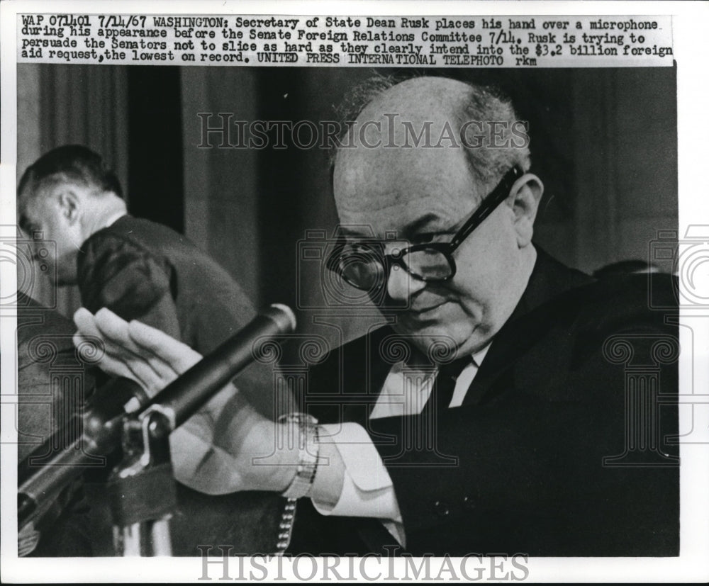 1967 Press Photo Secretary Of State Dean Rusk Places Hand Over Microphone