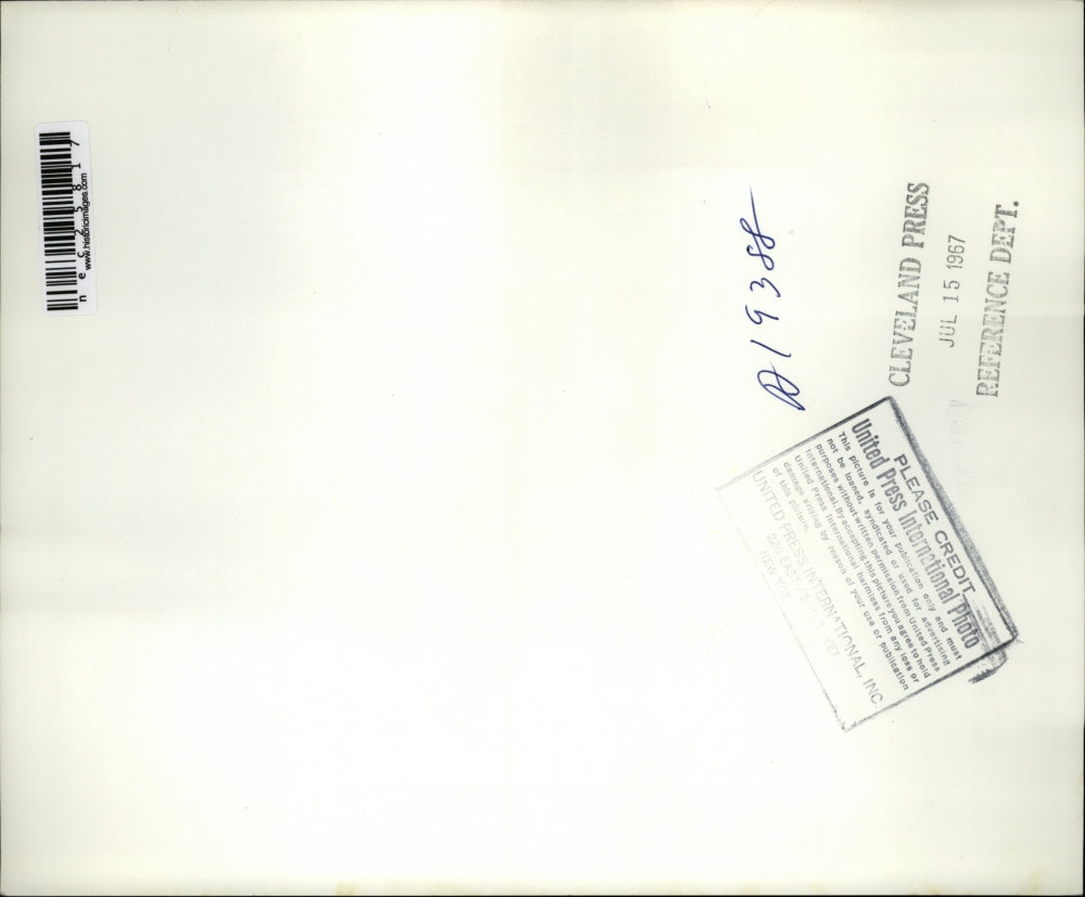 1967 Press Photo Secretary Of State Dean Rusk Places Hand Over Microphone