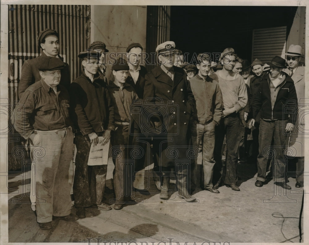 1939 Press Photo Axel Joohnson With Crew Of Freightliner Ship Lilian- Historic Images