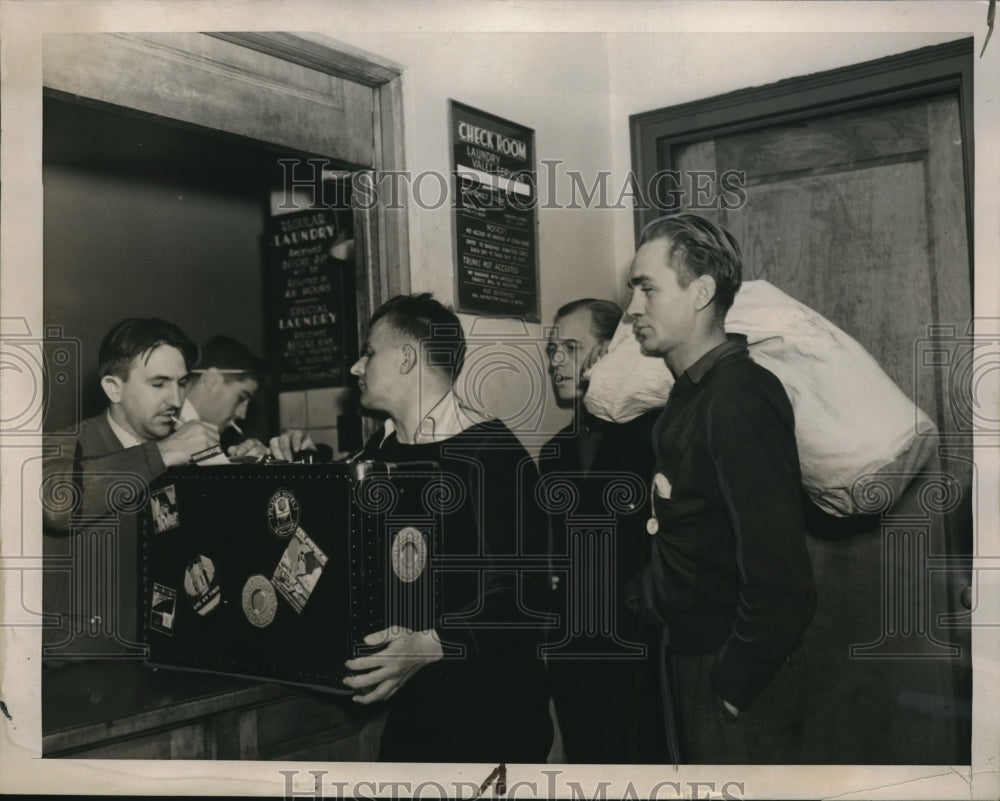 1939 Press Photo Sea Men Check Belongings On Boat Before Trip To South Pole