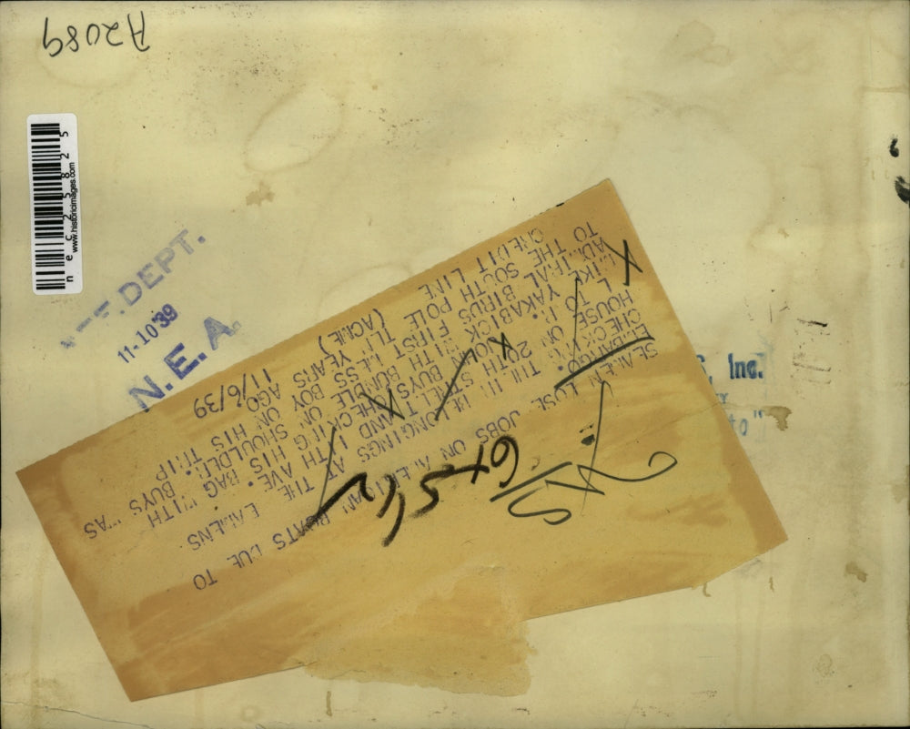 1939 Press Photo Sea Men Check Belongings On Boat Before Trip To South Pole