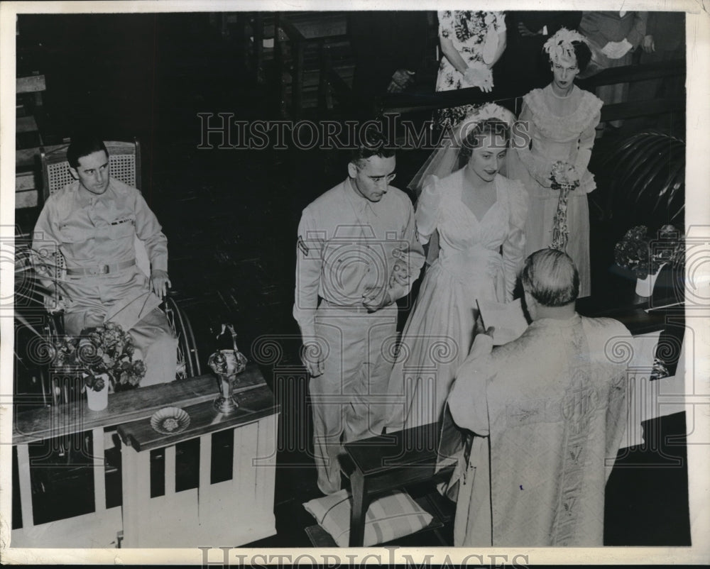 1945 Press Photo WWII Soldier Vernon Laverdure Gets Married At Army Hospital